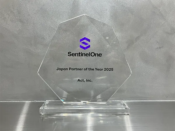 SentinelOne 2025 Japan Partner of the Year トロフィー