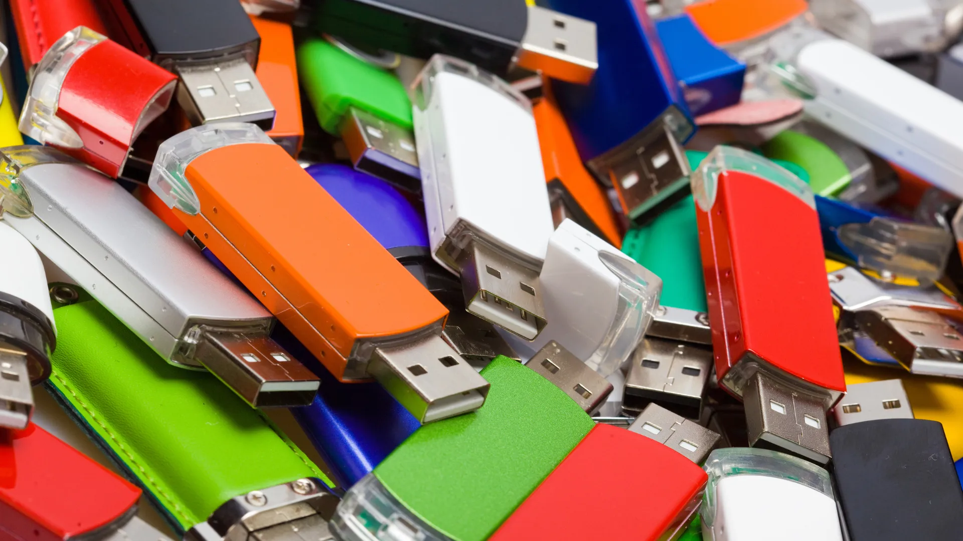 USBメモリ経由のウイルス感染とは?概要からリスク、対策まで徹底解説