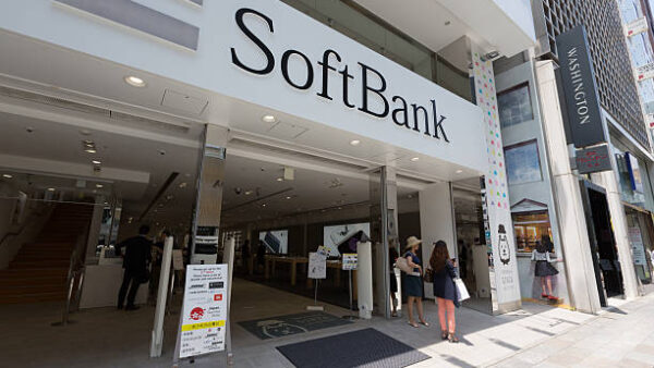 ソフトバンク、13万7,000件の情報流出判明　監視カメラに情報持ち出した人物