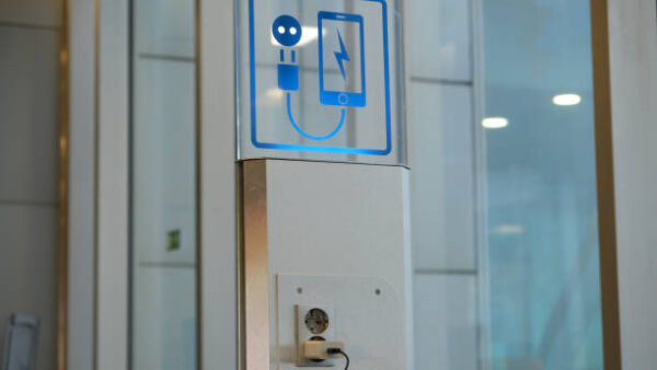 公共充電器に潜む新手の脅威「チョイスジャッキング」とは？ 最新事例と対策
